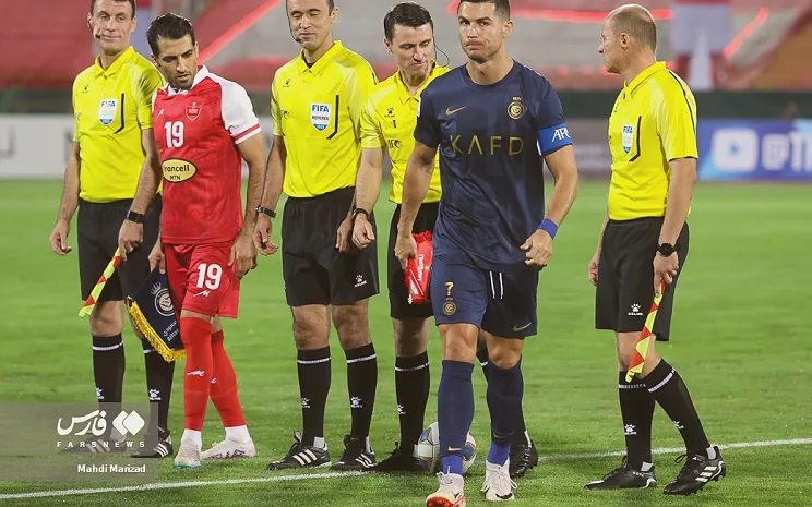 前锋在禁区内抢点起脚的画面(头球是练出来的,不是天赋给的)